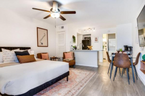 Stylish Studio in Allandale 10 mins to Downtown.